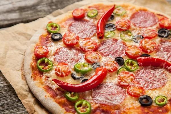 Leckere hausgemachte Pizza — Stockfoto