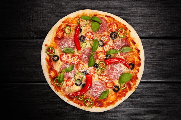 Вкусная домашняя пицца — стоковое фото