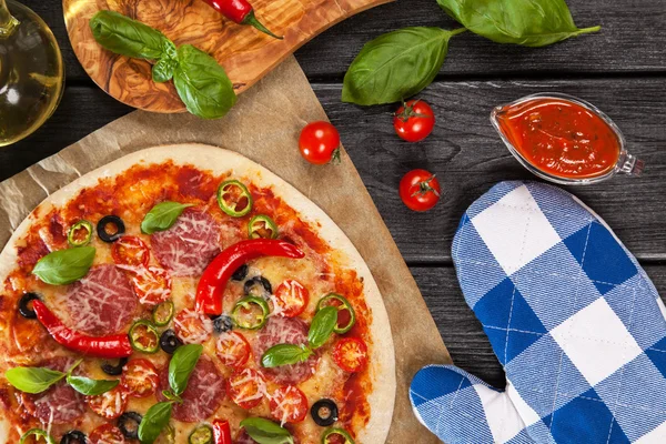 Leckere hausgemachte Pizza — Stockfoto