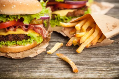 Lezzetli hamburger ve patates
