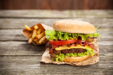 Lezzetli hamburger ve patates