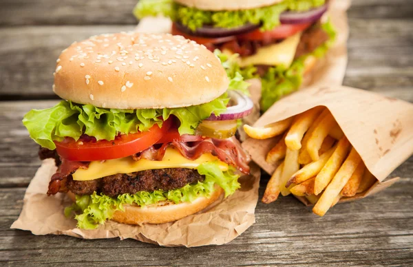 Deliziosi hamburger e patatine fritte — Foto Stock