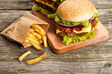 Lezzetli hamburger ve patates