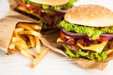 Lezzetli hamburger ve patates