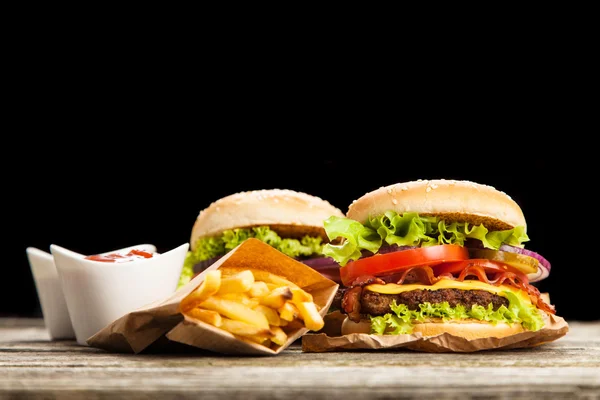 Deliziosi hamburger e patatine fritte — Foto Stock