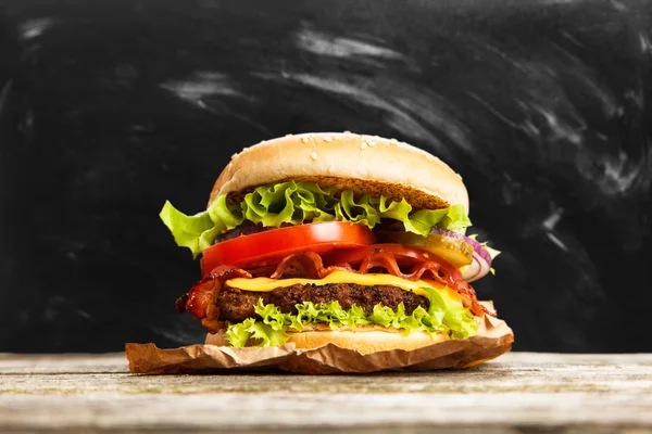 おいしいハンバーガーとフライド ポテト — ストック写真