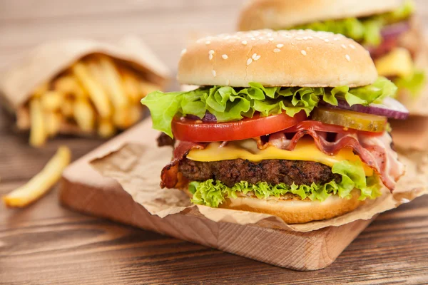 Pyszny hamburger i frytki — Zdjęcie stockowe