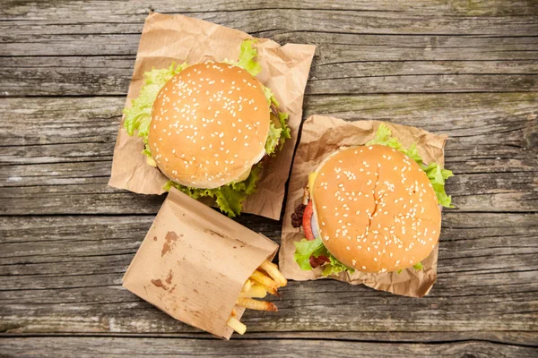 Deliciosa hamburguesa y papas fritas — Foto de Stock