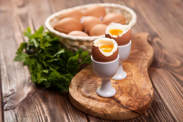 煮熟的鸡蛋，木质的背景 — 图库照片