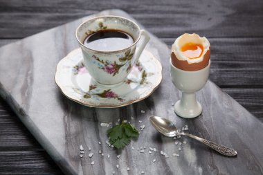 Haşlanmış yumurta ve kahve