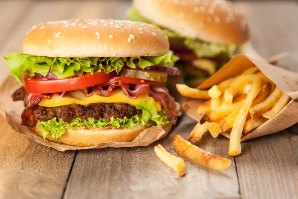 Deliciosa hamburguesa y papas fritas — Foto de Stock