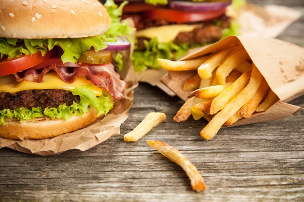 Deliciosa hamburguesa y papas fritas —  Fotos de Stock