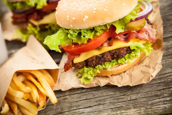 Deliziosi hamburger e patatine fritte — Foto Stock