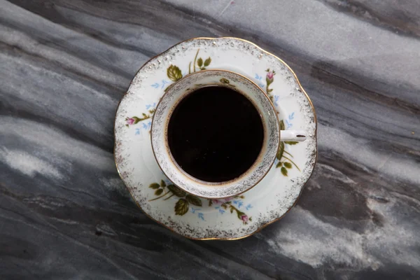 Filiżankę kawy na stół marmurowy — Zdjęcie stockowe