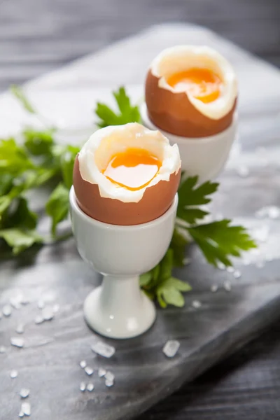 Huevos cocidos sobre fondo de mármol —  Fotos de Stock