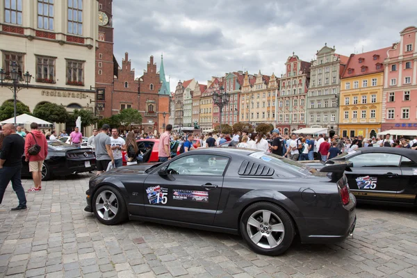 Inicio de la carrera Mustang en Wroclaw, Polonia — Foto de Stock
