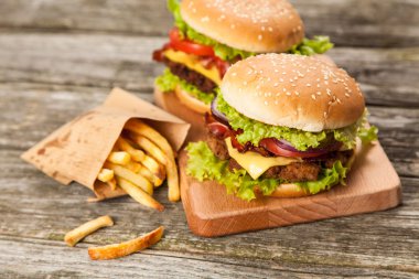 Lezzetli hamburger ve patates