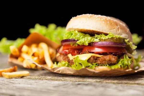 Heerlijk hamburger en friet — Stockfoto