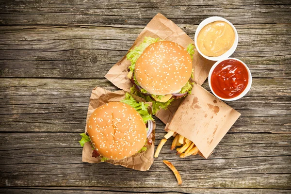 Deliciosa hamburguesa y papas fritas — Foto de Stock