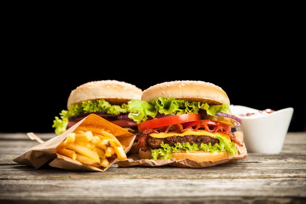 Deliciosa hamburguesa y papas fritas —  Fotos de Stock