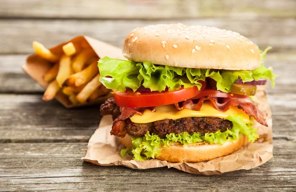 おいしいハンバーガーとフライド ポテト — ストック写真
