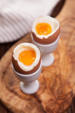 Ahşap bir zemin üzerine haşlanmış yumurta