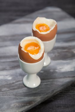 Mermer zemin üzerine haşlanmış yumurta