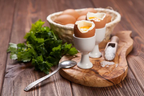 Gekookte eieren op een houten achtergrond — Stockfoto