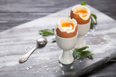 Mermer zemin üzerine haşlanmış yumurta