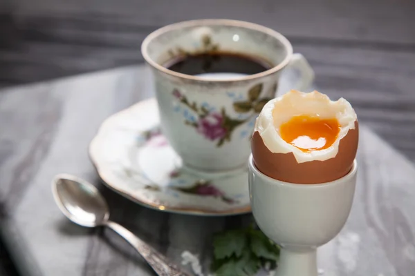 Gekookte eieren en koffie — Stockfoto