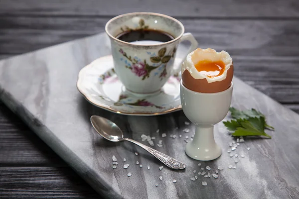 Gekookte eieren en koffie — Stockfoto
