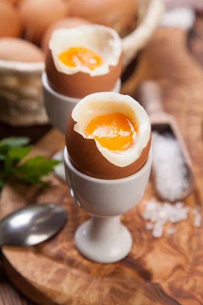 Gekochte Eier auf einem hölzernen Hintergrund — Stockfoto