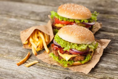 Lezzetli hamburger ve patates