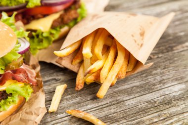 Lezzetli hamburger ve patates