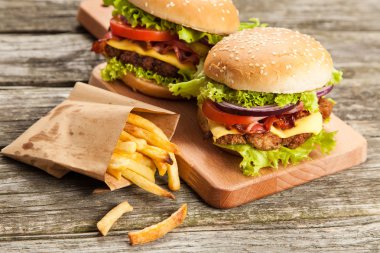 Lezzetli hamburger ve patates