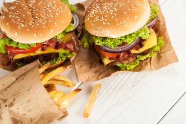 Lezzetli hamburger ve patates