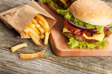 Lezzetli hamburger ve patates