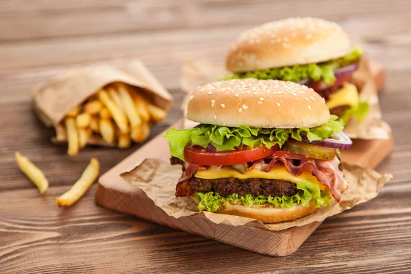 Delicioso hambúrguer e batatas fritas — Fotografia de Stock