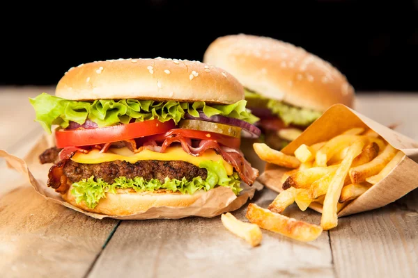 Pyszny hamburger i frytki — Zdjęcie stockowe
