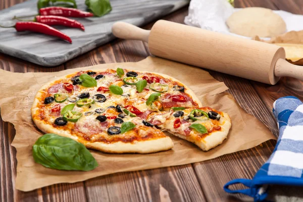 Pyszną pizzę domowej roboty — Zdjęcie stockowe