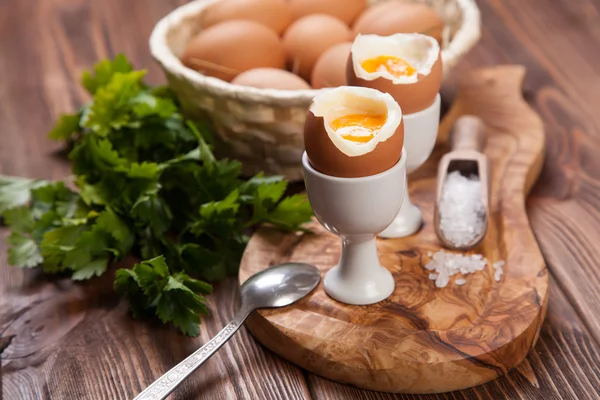 Gekookte eieren op een houten achtergrond — Stockfoto