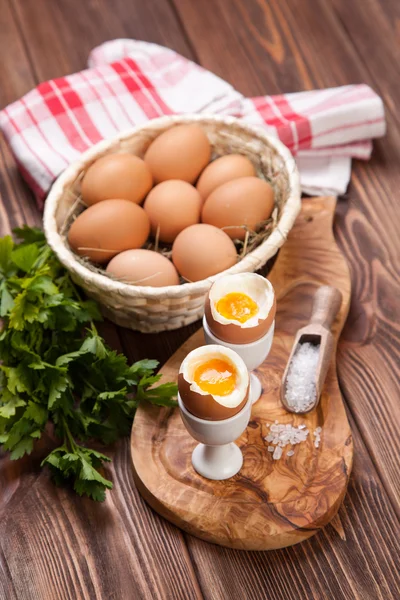 Huevos cocidos sobre fondo de madera —  Fotos de Stock