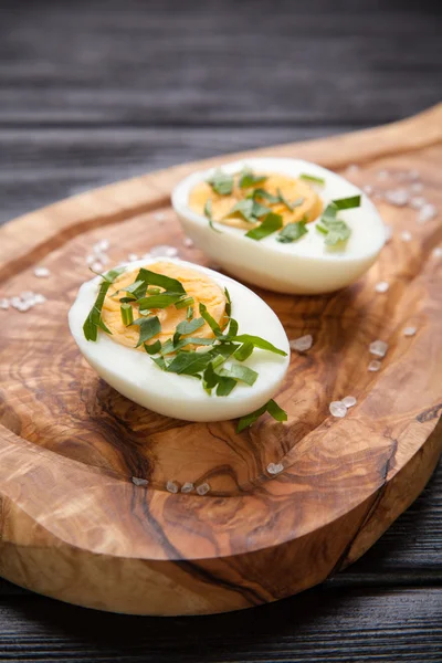 Βραστά αυγά σε ένα ξύλο κοπής — Φωτογραφία Αρχείου