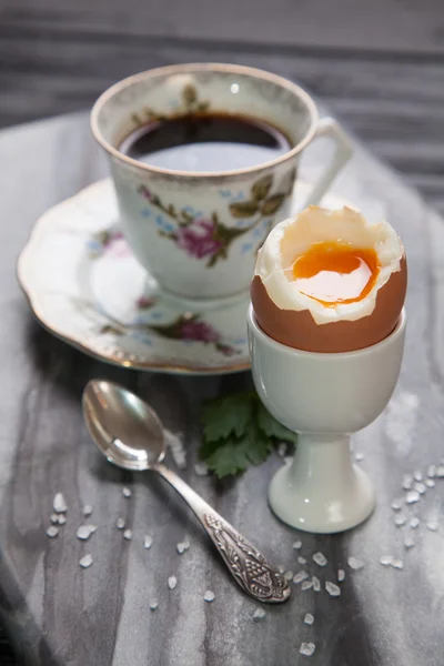 Gekookte eieren en koffie — Stockfoto
