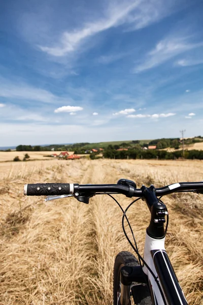 Andare in bicicletta nei campi — Foto Stock