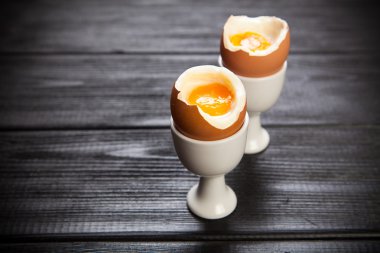 Koyu arka plan üzerine haşlanmış yumurta