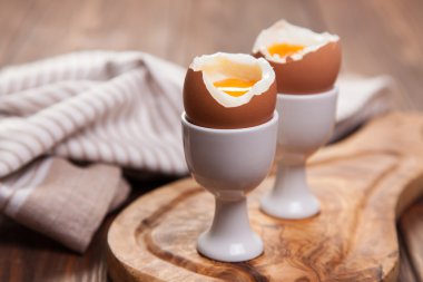 Ahşap bir zemin üzerine haşlanmış yumurta