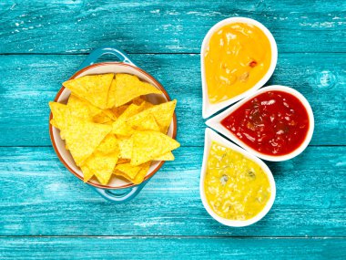 Nacho farklı dips ile tabak