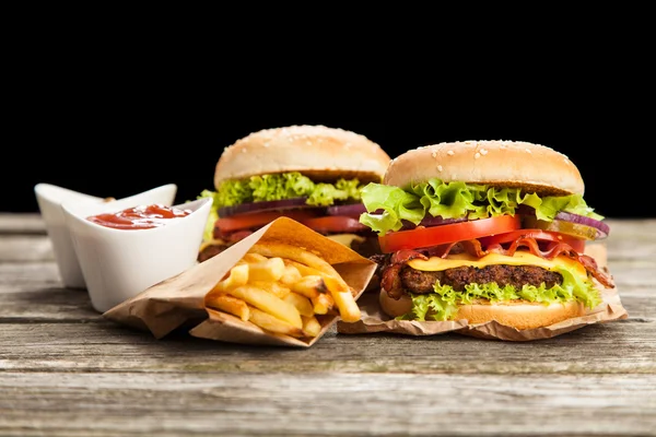 Deliciosa hamburguesa y papas fritas —  Fotos de Stock