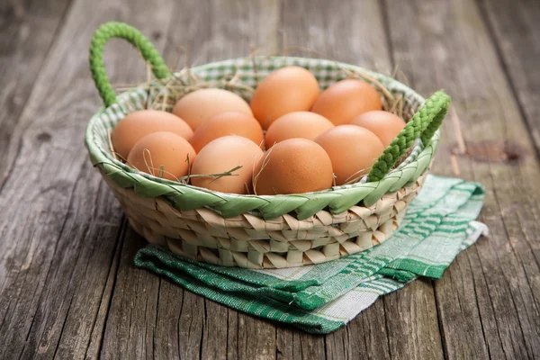 Свіжі органічні яйця — стокове фото